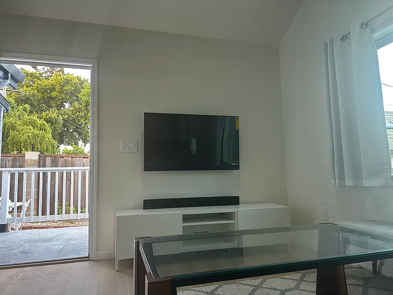 242 La Cruz Ave — Photo 3