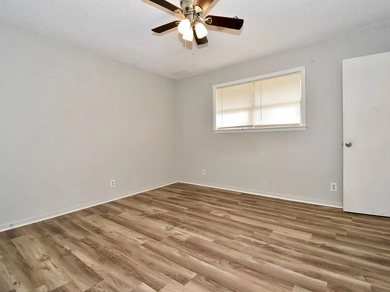808 Laura Ln — Photo 10