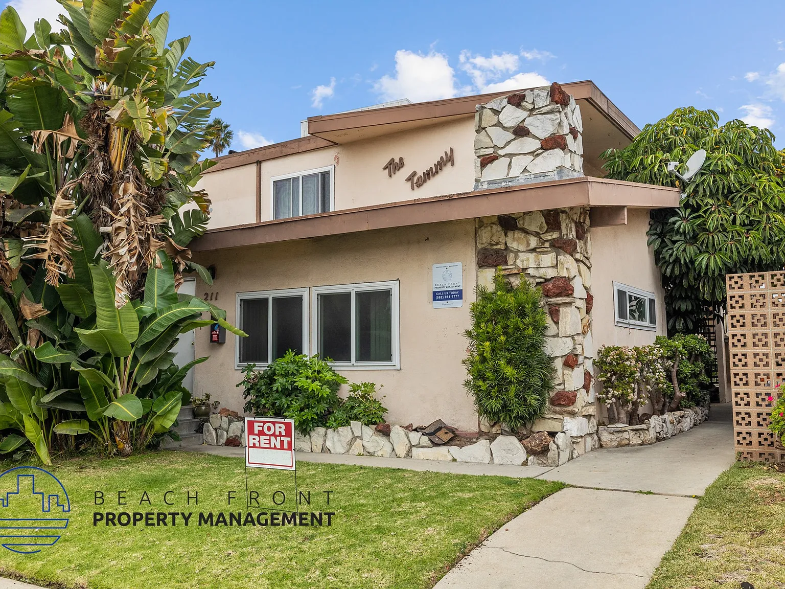 211 E. Tamarack Ave. — Photo 1