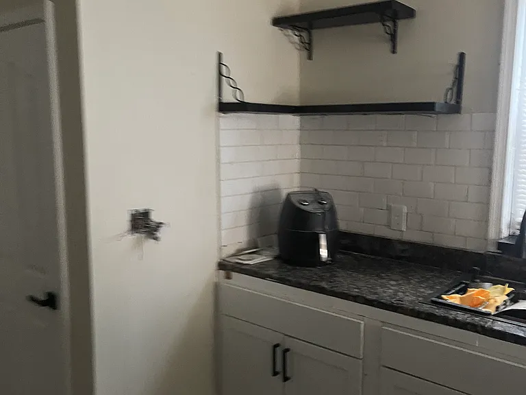 210 W 5th St #1A — Photo 1