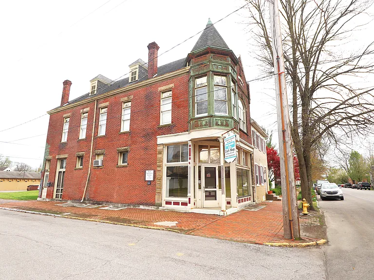 Historic Apartment Building — Photo 6