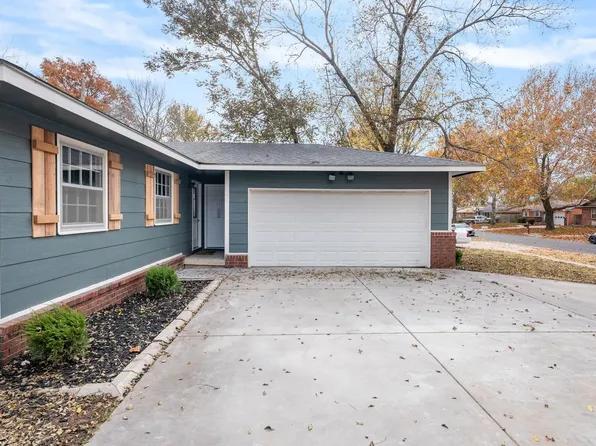 1226 N Sunset Dr, Mulvane, KS 67110