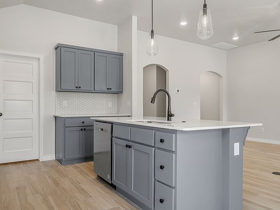 4th image of 20051 Park Ln