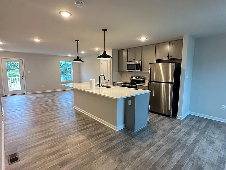503 Fontana Cir — Photo 3