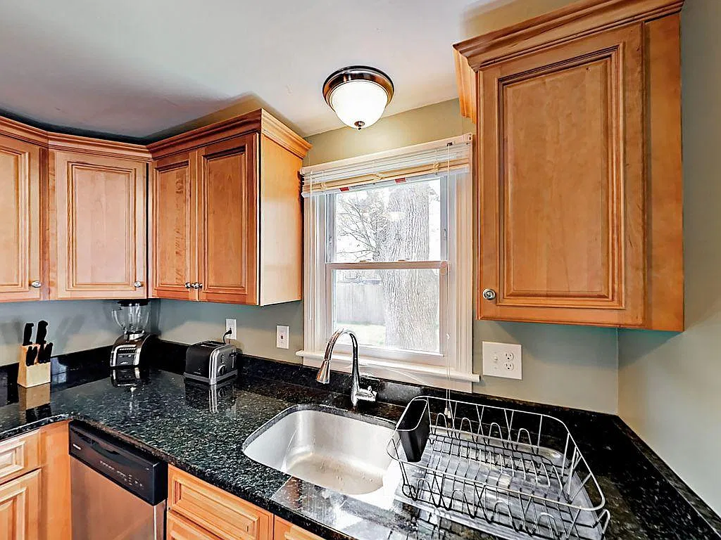 4 bed, 2.5 bath, 2138 sqft, $3,400 — Photo 2