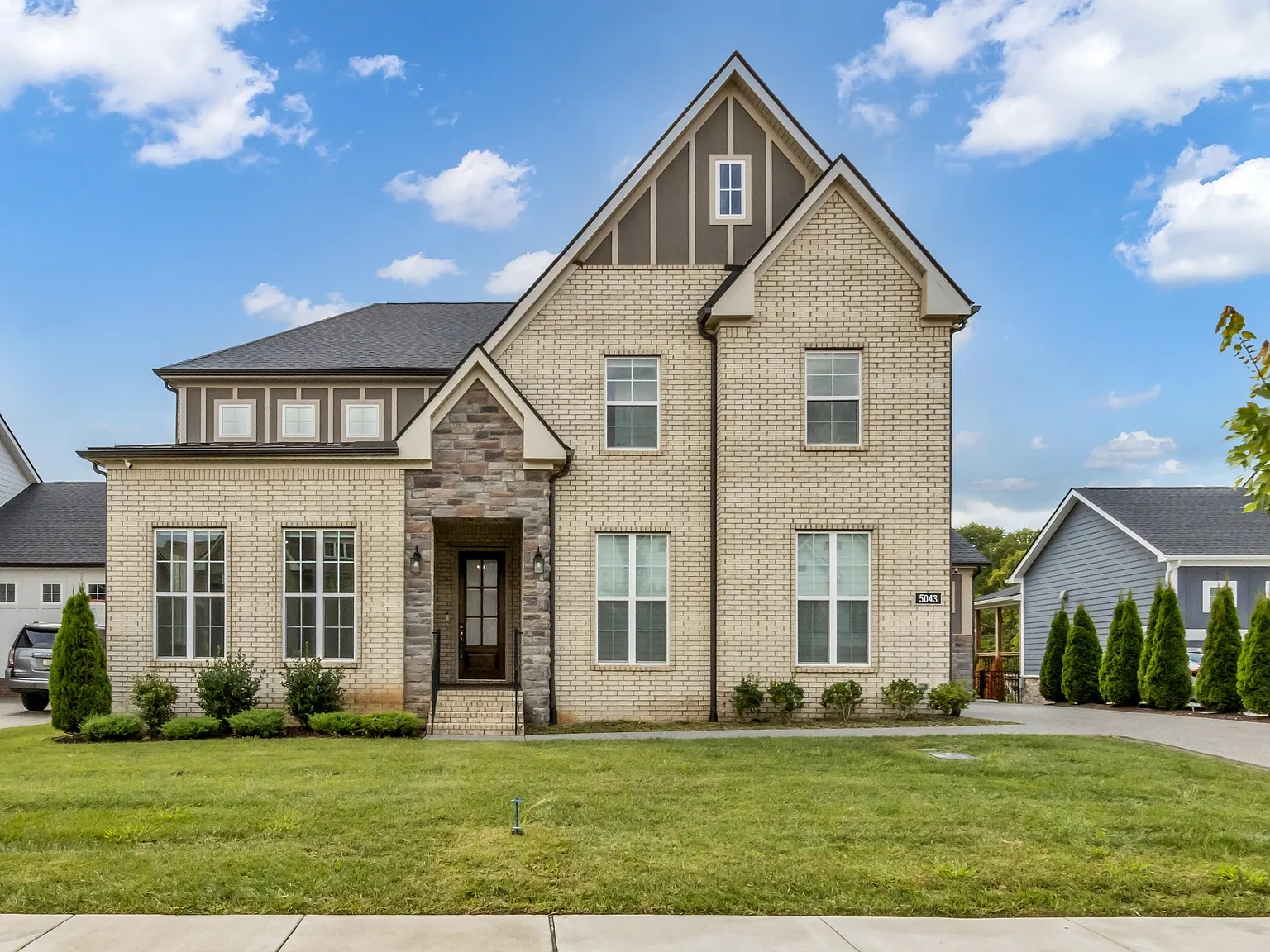 5 bed, 4.5 bath, 4174 sqft, $6,500 — Photo 2