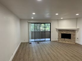 8860 Villa La Jolla Dr, La Jolla, CA
