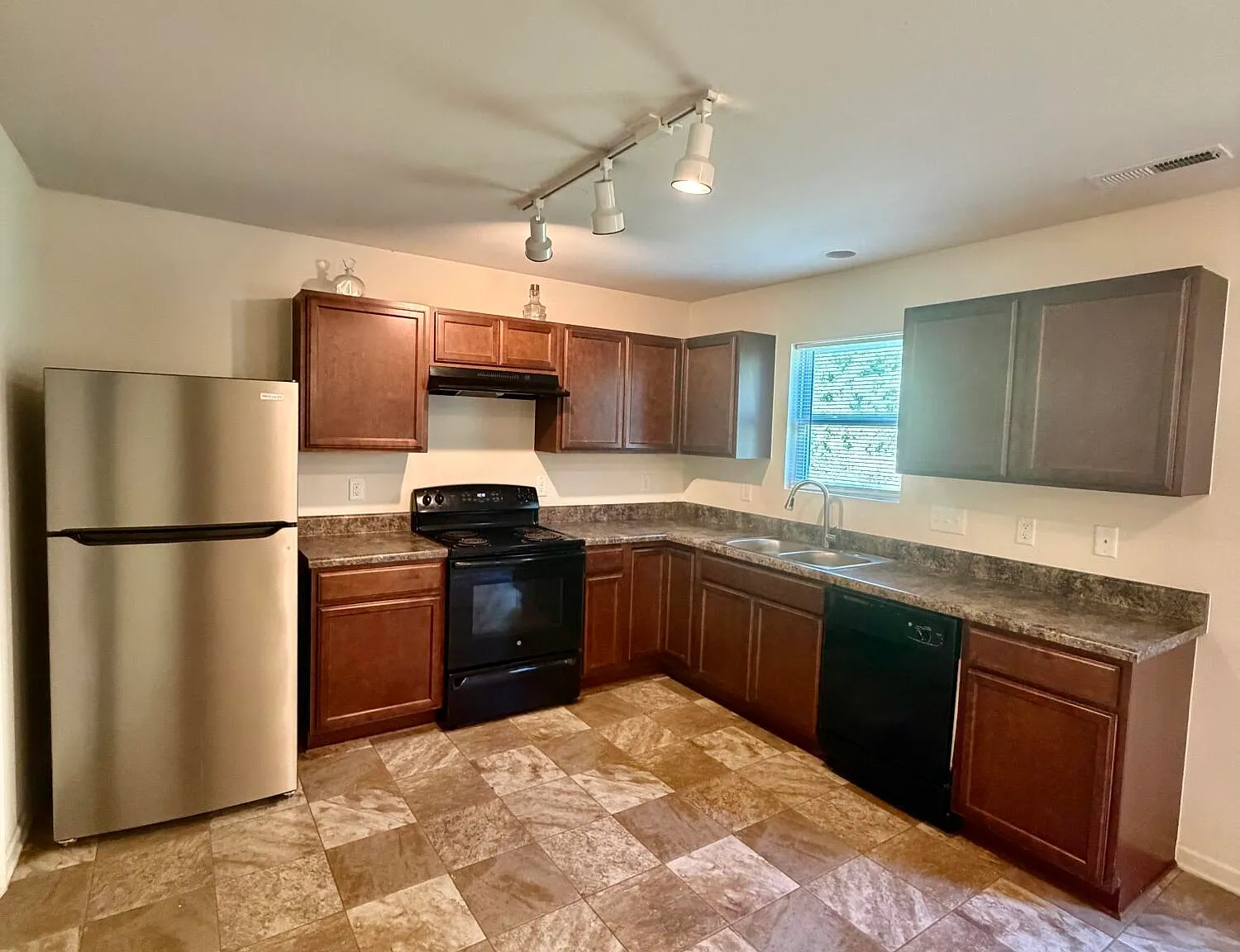 4 bed, 2.5 bath, 1805 sqft, $1,995 — Photo 4