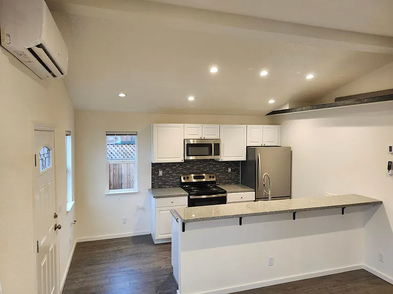 406 S Laurel St — Photo 7