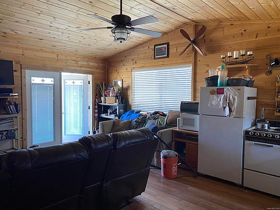 5th image of 686-900 Acorn Way