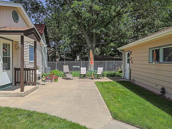 3rd image of 325 S Lodge Ln
