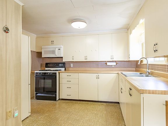 3rd image of 315 Lake Street