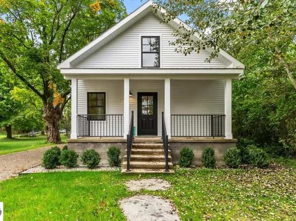 1205 State St, Charlevoix, MI 49720