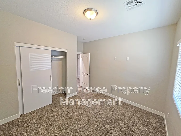1121 Sixshooter Ave #4 — Photo 15