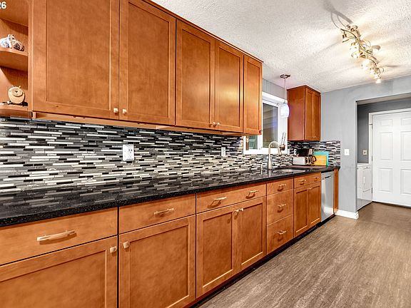 5th image of 204 NE 148th Ave