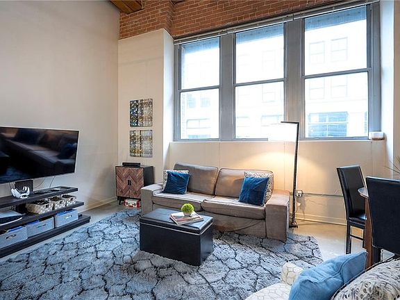4th image of 712 Broadway Blvd #304