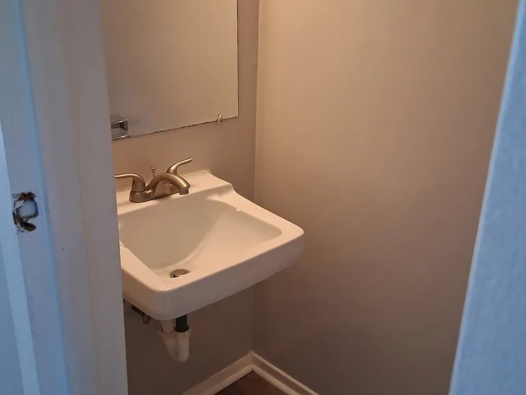 1053 Harold Dr — Photo 5