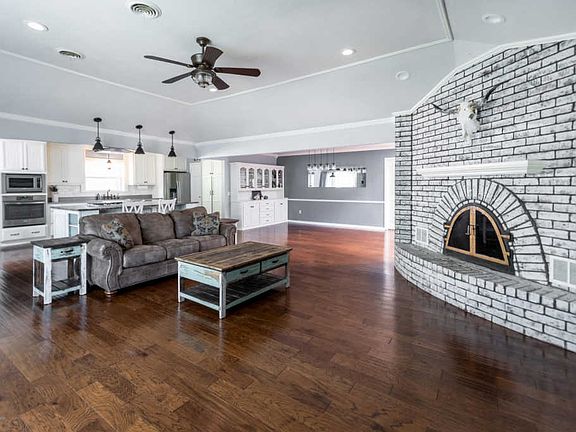 4th image of 4025 Montague Dr