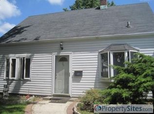 29 Peachtree Ln, Levittown, NY 11756