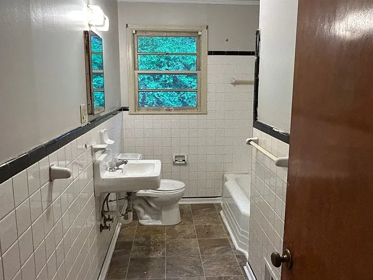 916 Stewart St — Photo 9