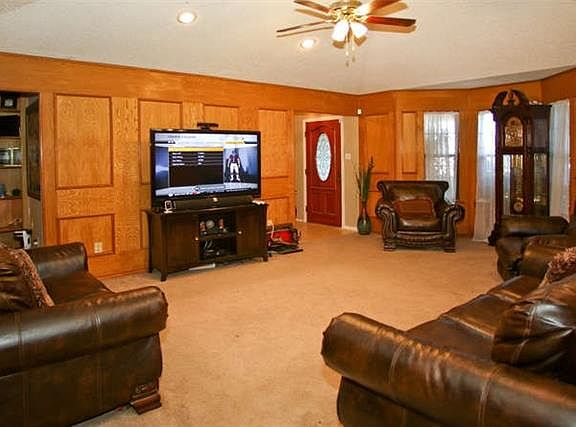 4th image of 1208 Hillview Dr
