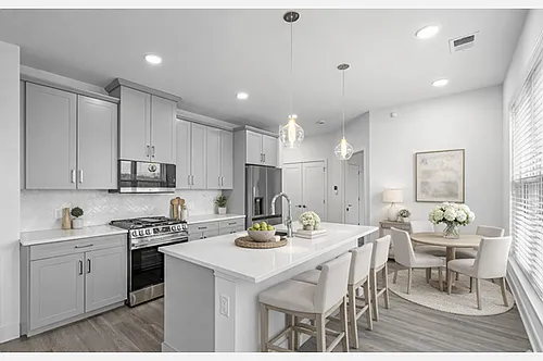 Madison Mall on Main Luxury Apartments Photo 1
