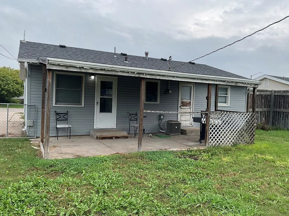 3 bed, 936 sqft, $1,200 — Photo 2