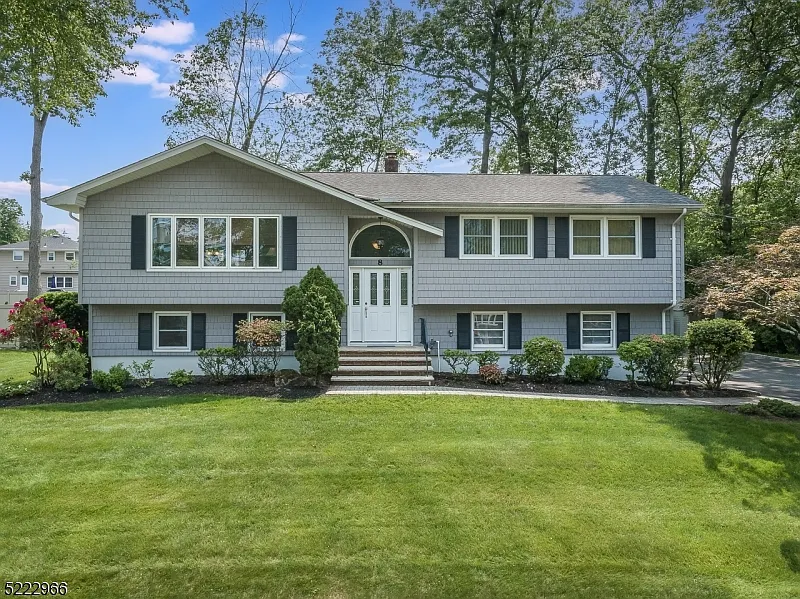 8 Raymar Ln photo 1