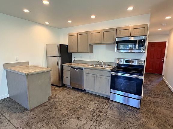 4th image of 420-522 F St NE #D