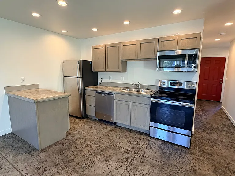 420-522 F St NE — Photo 4