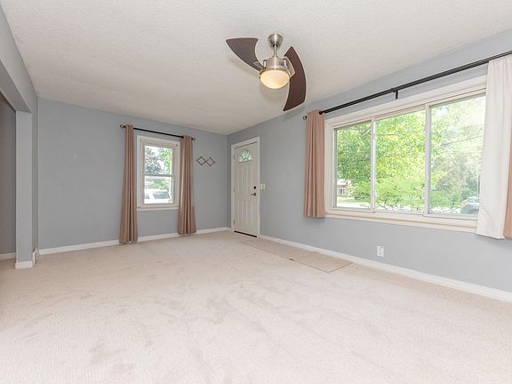 3rd image of 576 Allen Rd