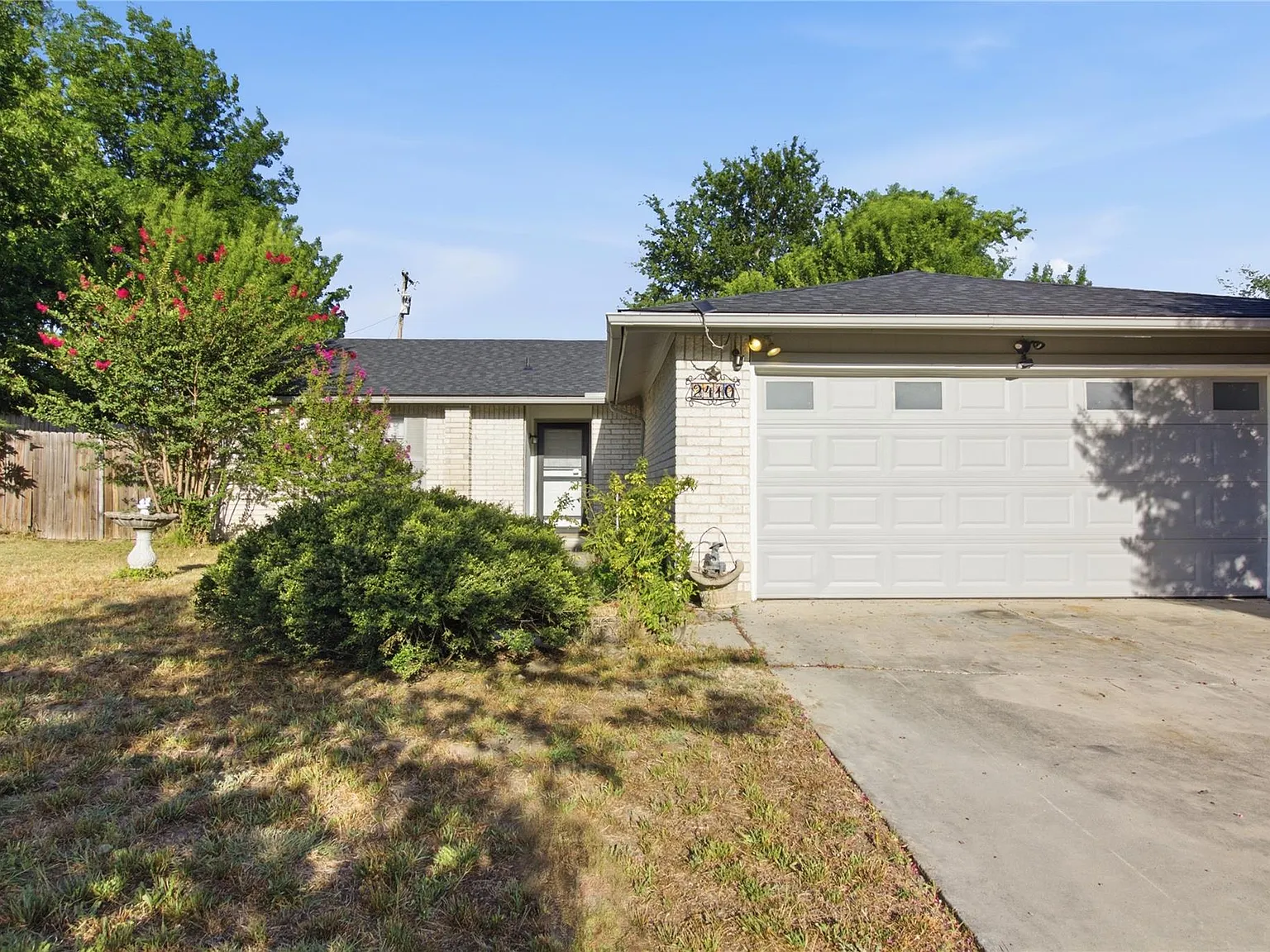 3 bed, 2.0 bath, 1438 sqft, $1,300 — Photo 4