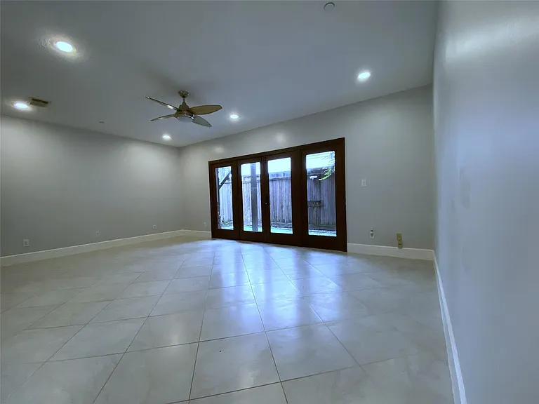 1012 Crocker St — Photo 5