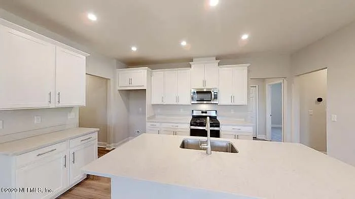 520 Blue Daze St — Photo 2