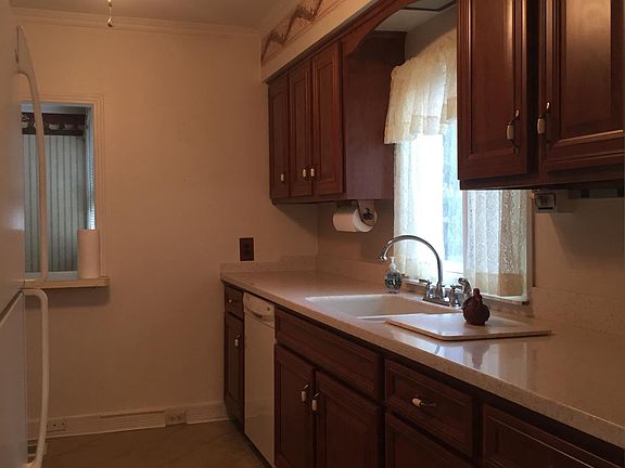3rd image of 104 Mary St