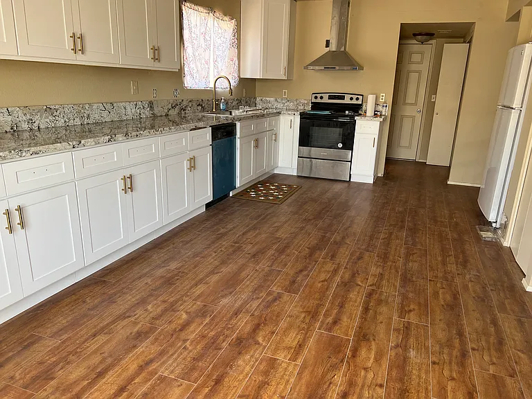 W Amelia Ave — Photo 16