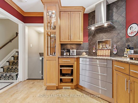 5th image of 7 Kings Grant Ct W