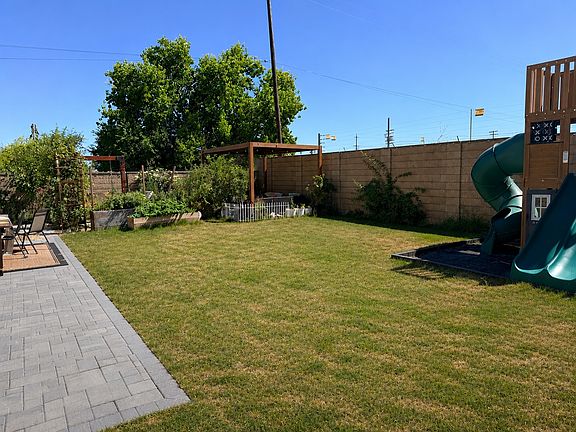 4th image of 2022 Hedge Ave