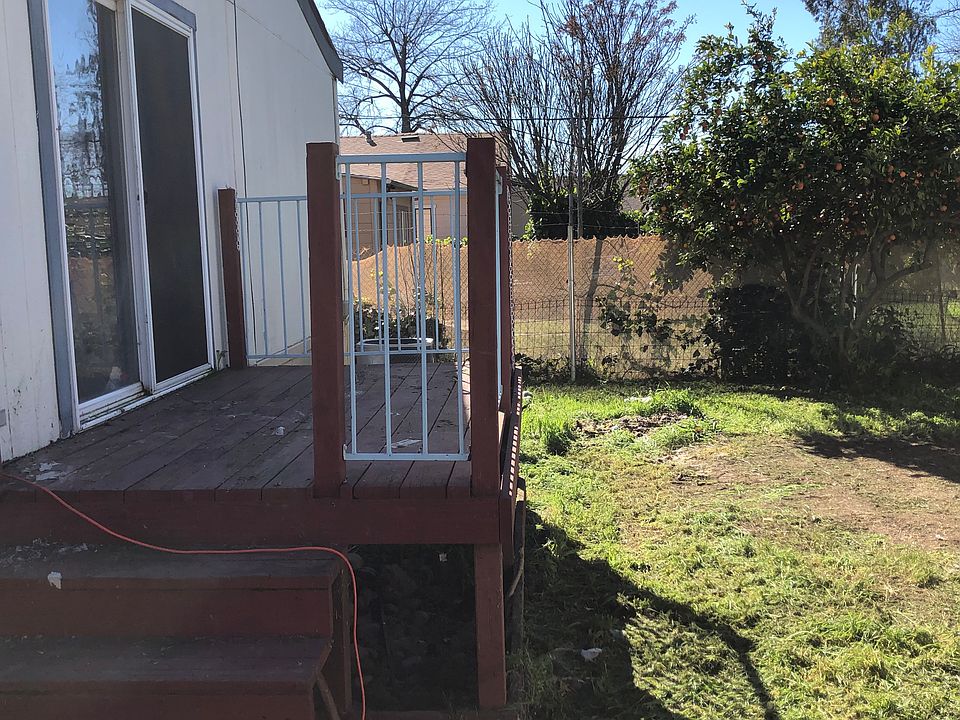 2nd image of 676 Robinson St