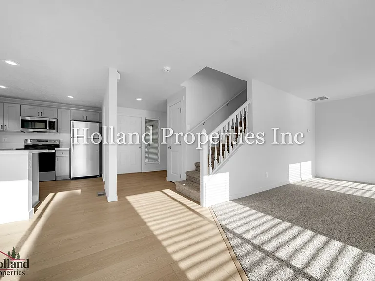 9055 SW Sagert St — Photo 5