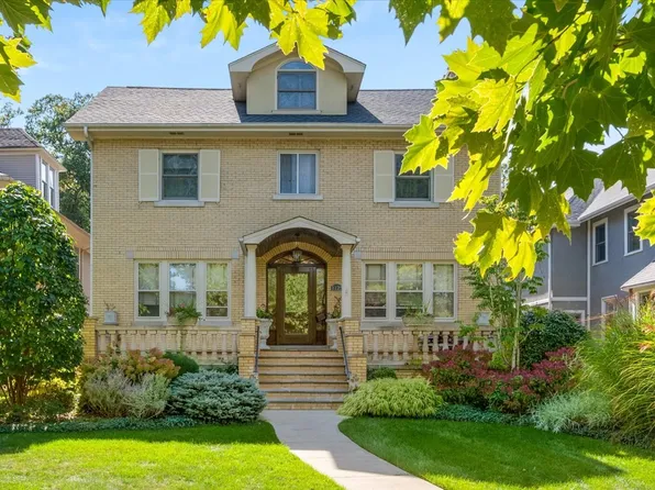 1125 Elmwood Ave, Wilmette, IL 60091