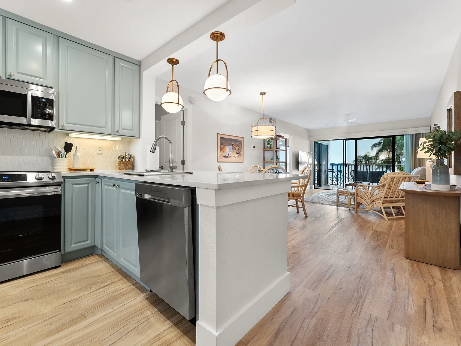 2 bed, 890 sqft, $3,200 — Photo 3