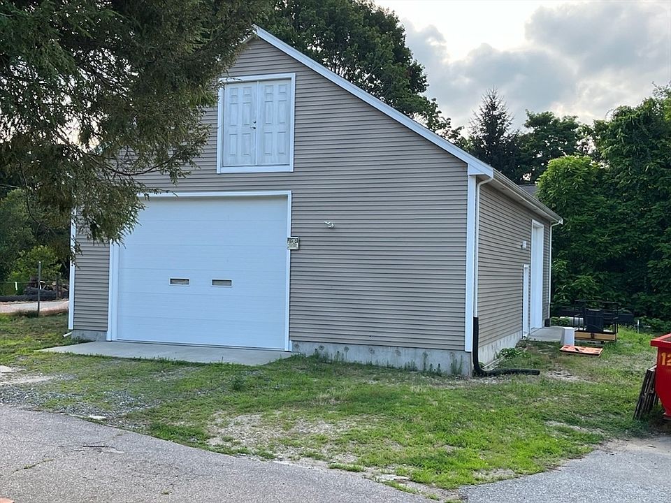 2nd image of 415 Brown St