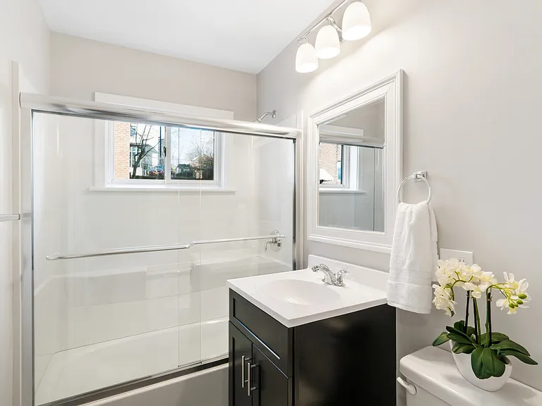 21 Clinton Ave — Photo 8