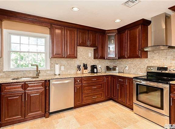 5th image of 55 Magnolia St