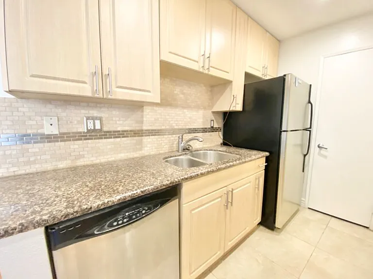 Burton Way Apartments — Photo 26