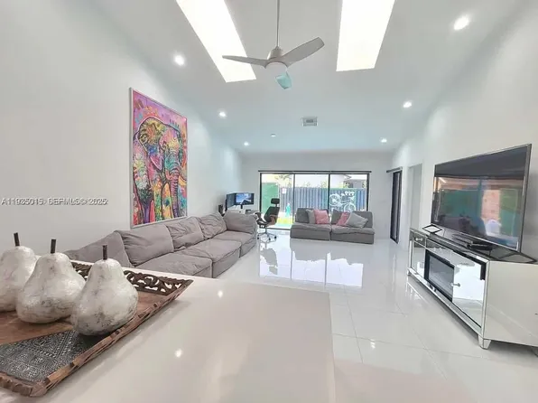 270 SE 7th St, Dania Beach, FL 33004