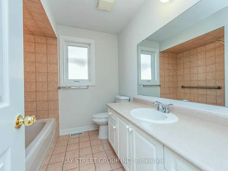 130 Royal Appian Cres — Photo 26
