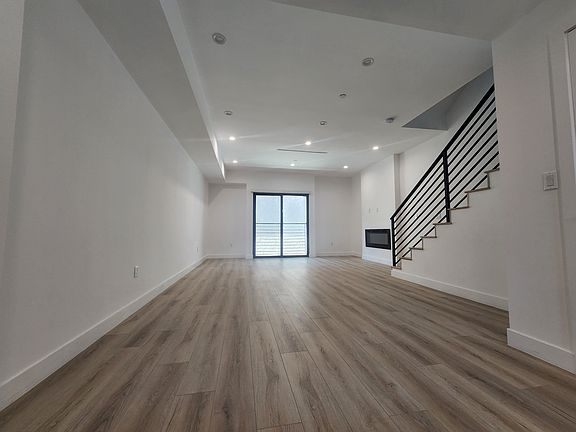 4th image of 6061 Fulton Ave #6