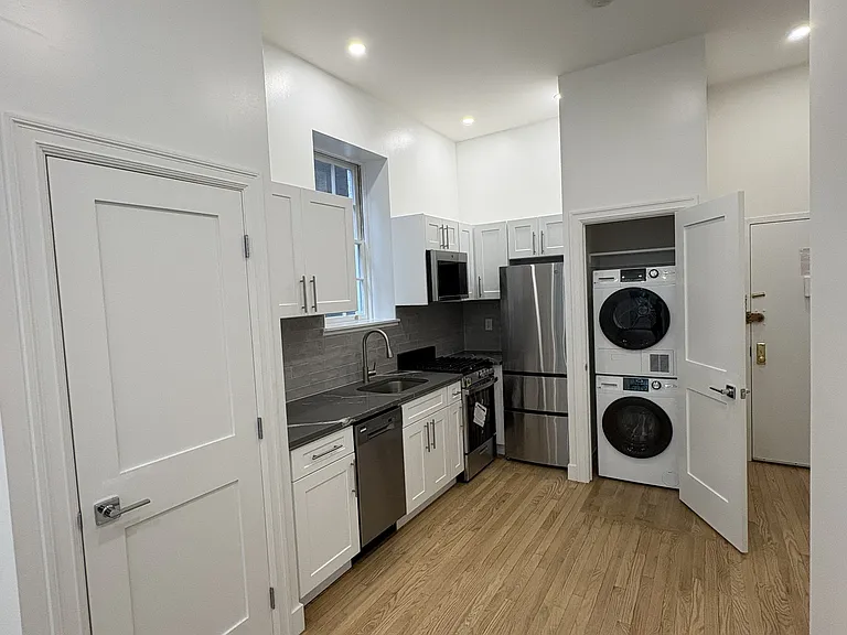 304 E 92nd St #1R — Photo 1